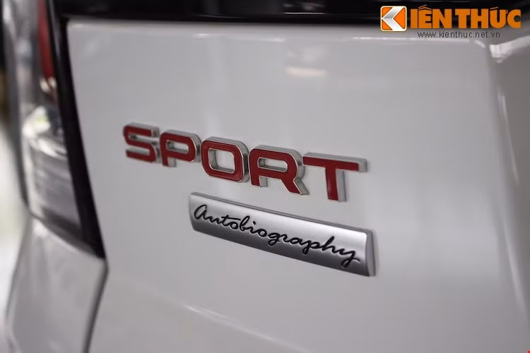 Được thiết kế lại vào năm 2013, thế hệ Range Rover Sport mới được ưa chuộng bởi ngoại hình hiện đại, cá tính hơn thay vì kiểu dáng vuông vắn của bản cũ.