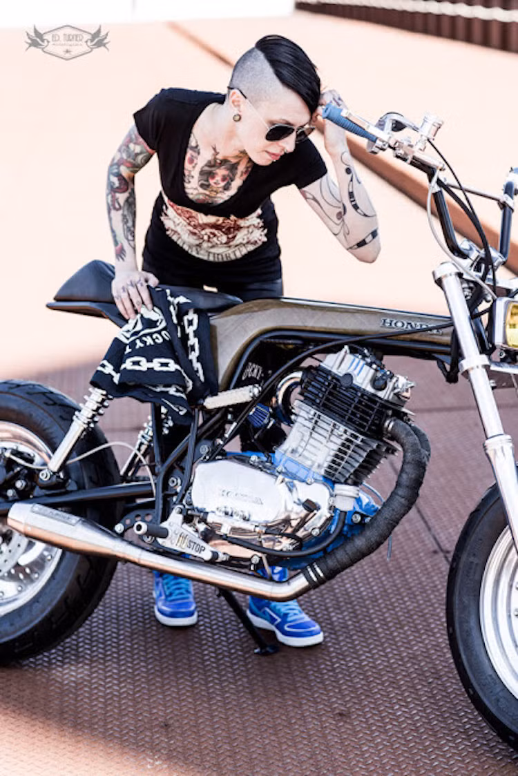 Cổ pô của xe do Karl tự hàn, chế từ ống thép không rỉ, cùng với những chi tiết lặt vặt khác được anh nhặt từ bãi phế liệu.