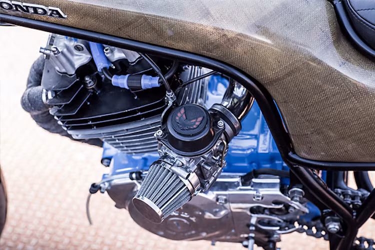 Bộ vỏ xe - chi tiết mang tính quan trọng đã giúp "biến hình" XLS 500 thành Dax đã được Karl làm từ... bao bố đựng khoai tây. Chính xác hơn, anh đã lót bao vào khuôn đúc sau đó đổ nhựa resin lên trên, khiến vỏ xe có hoa văn của sợi đan đầy độc đáo.