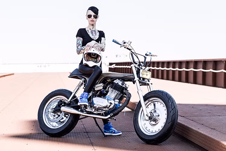 Bắt đầu từ bộ khung, Karl giữ lại phần khung sau của xe nhưng "độ" lại hoàn toàn phần khung phía trước để có thể lắp được dàn vỏ mang phong cách Dax.