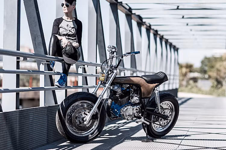 Đến cặp phuộc trước của xe cũng được Karl ghép từ nhiều món phụ tùng mà anh thu thập được từ những người bạn, bao gồm vỏ phuộc của BMW R75, ti phuộc và lò xo từ Yamaha XV750.