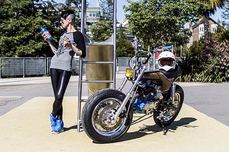 Chỉ bằng những phụ tùng cũ cùng với một bộ óc sáng tạo, Karl đã tạo ra một bản độ cực kỳ độc đáo, thu hút ánh mắt của mọi người đi đường mà gần như không mất một đồng nào!