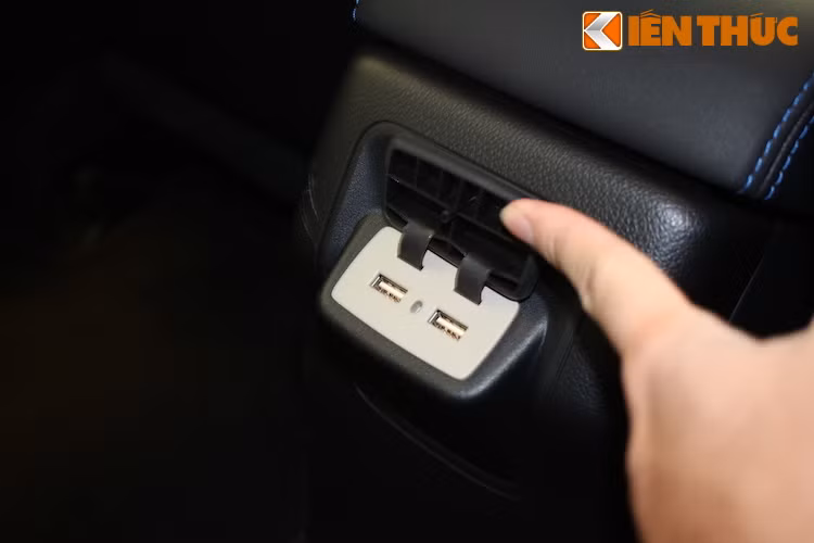 Dù được trang bị hệ thống điều hòa 2 vùng tự động nhưng Levorg lại không có cửa gió độc lập cho hàng ghế sau. Thay vào đó, ở vị trí này là 2 cổng USB để sạc và kết nối các thiết bị cá nhân như điện thoại, tablet... với hệ thống thông tin giải trí của xe.