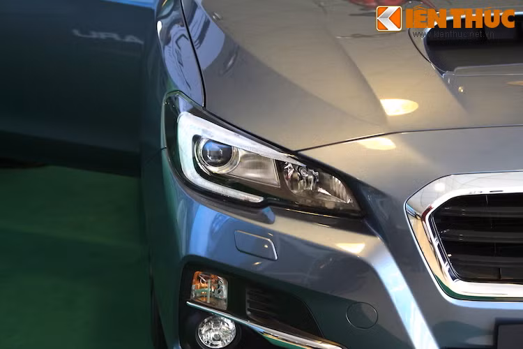 Cụm đèn pha trước của xe có thiết kế sắc sảo, hiện đại với các dải LED ban ngày hình chữ C và được tích hợp hệ thống đèn pha thông minh có khả năng điều chỉnh giữa đèn pha và cos tự động tùy điều kiện đường ở tốc độ trên 50 km/h.