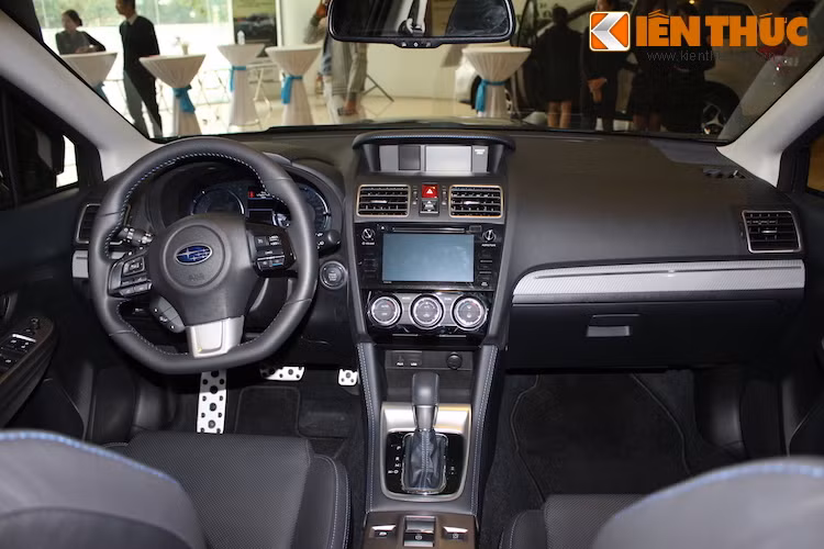 Bảng điều khiển trung tâm của Levorg là một màn hình cảm ứng lớn kèm hệ thống giải trí hỗ trợ các chức năng như kết nối Bluetooth, USB và đồng bộ smartphone. Ngoài ra xe còn có thêm các màn hình chỉ báo trên bảng táp-lô và bảng đồng hồ.