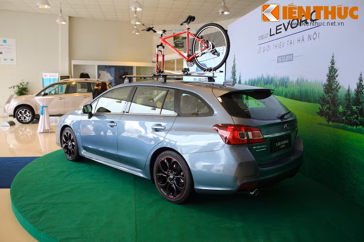 Phần đuôi của Levorg được thiết kế đơn giản nhưng thanh lịch với tay nắm cửa sau mạ chrome. Chất thể thao của xe được thể hiện qua 2 ống xả đặt đối xứng dưới cản sau.