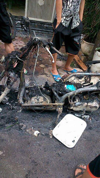Ngọn lửa còn lan sang một chiếc Honda Lead dựng bên vỉa hè, khiến chiếc xe này cũng bị cháy hoàn toàn.