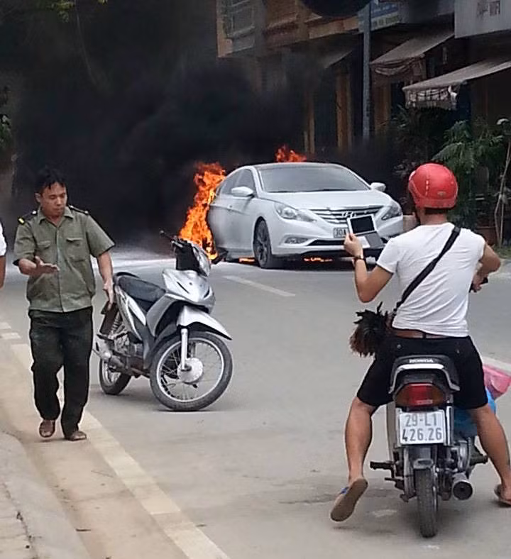 Cháy lớn khiến cho công tác dập lửa gặp khó khăn.