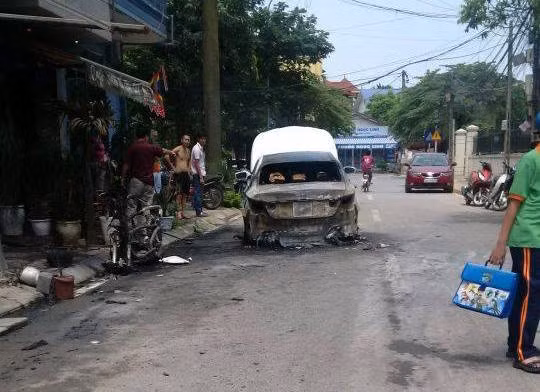 Đuôi của chiếc Sonata cháy còn trơ khung.