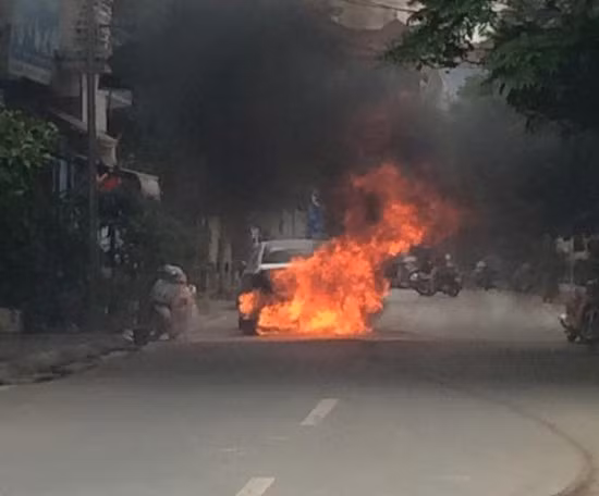 Vào lúc xảy ra vụ việc, chiếc Hyundai Sonata có BKS 30A... đang chạy trên đường, đột ngột bị bốc cháy ở phần đuôi xe.