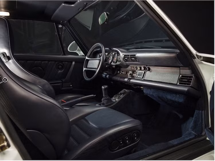 Phiên bản Komfort sở hữu nội thất cao cấp hơn nhiều với các trang bị mà thậm chí tới ngày nay, chỉ có những mẫu xe trung cao cấp trở nên mới có như ghế có sưởi và điều chỉnh hoàn toàn bằng điện.