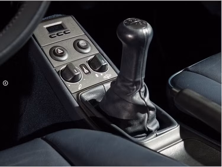 Xe sở hữu hộp số sàn 6 cấp của Borg-Warner và có thân xe siêu nhẹ nhờ được làm từ các vật liệu như sợi carbon, kevlar và nhôm. Thiết kế của 959 cũng khác biệt lớn so với những chiếc 911 khác với hệ số cản khí động học cực thấp.