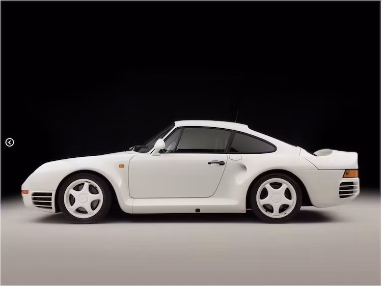 Ban đầu, Porsche định tạo ra 959 để tham gia vào giải đua WRC ở thể thức Group B. Trong điều luật của thể thức này, nhà sản xuất phải tạo ra một số lượng nhất định những chiếc xe dân dụng với cấu hình như xe đua.