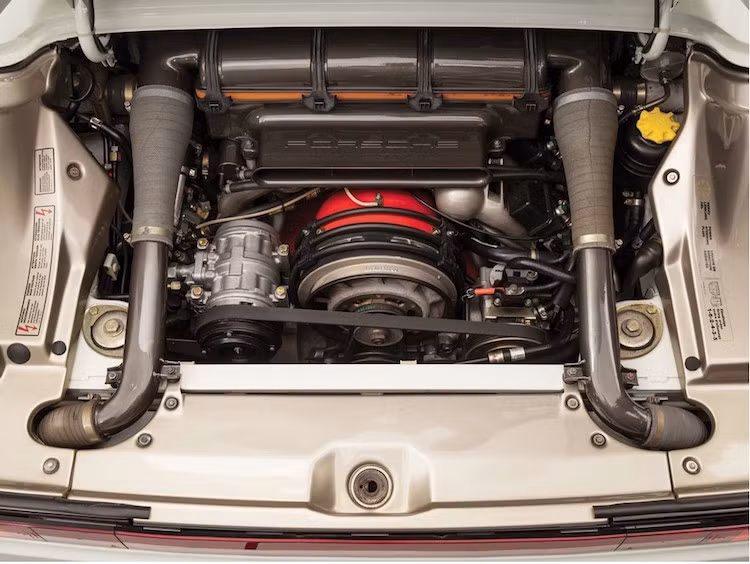 Dựa trên cơ sở chassis của Porsche 911, 959 được trang bị động cơ tăng áp kép 6 xi-lanh nằm ngang 2,85l 450 mã lực, kết hợp với hệ dẫn động 4 bánh cực hiện đại vào thời điểm đó.