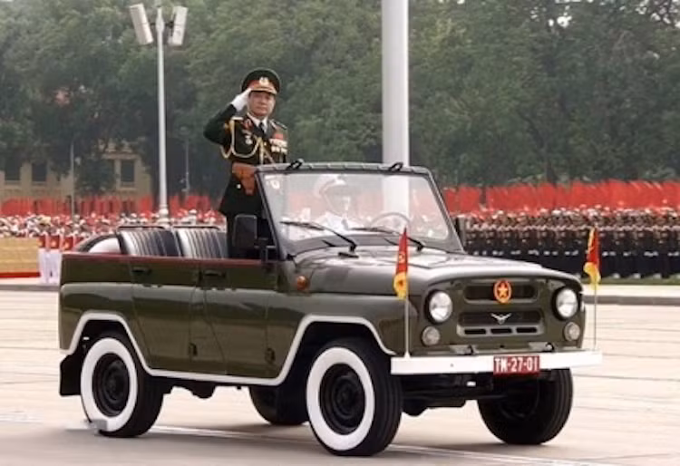 Các kích thước dài/rộng/cao của xe lần lượt là 4.025 x 1.785 x 2.050 mm. Trọng lượng với nhiên liệu đầy ở mức 1.650 kg, dung tích bình xăng 78 lít, cỡ lốp 215 SR 15. Ảnh: xe Uaz 469 chở Trung tướng Võ Văn Tuấn dẫn đầu đội hình diễu binh trên Quảng trường Ba Đình.