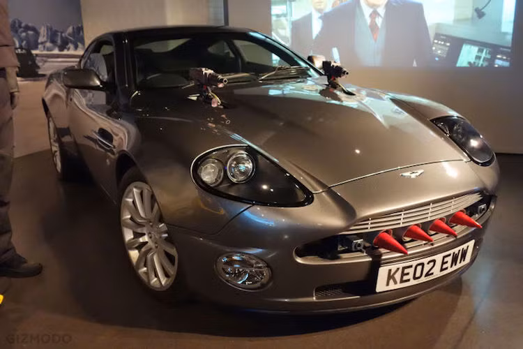 Aston Martin Vanquish trong Die Another Day (2002): Ở phần phim này, những chiếc Bondmobile đã được nâng lên một tầm cao mới. Ngoài dàn tên lửa giấu sau lưới tản nhiệt và súng máy trên nắp ca-pô, chiếc Vanquish còn có một khả năng đặc biệt: tàng hình.