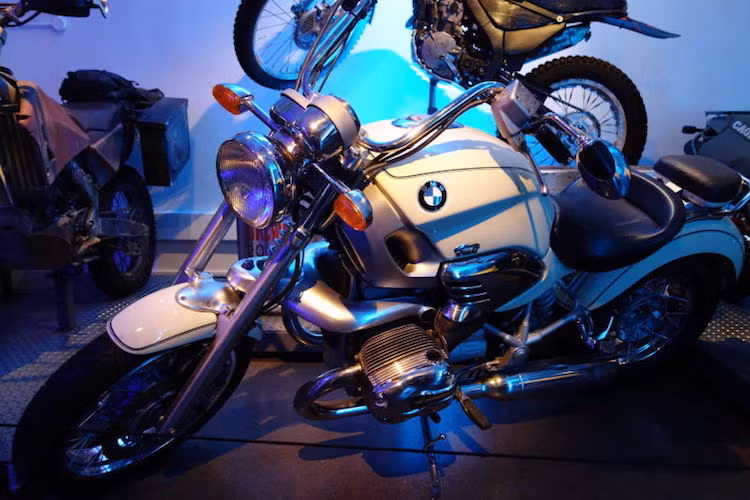 Bên cạnh ôtô, James Bond còn điều khiển khá nhiều những mẫu môtô PKL trong "sự nghiệp" của mình, có thể kể tới gồm BMW R1200C trong Tomorrow Never Dies (1997) hay Honda CRF250R trong Skyfall (2002).