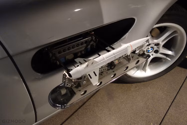 Trên thực tế, chiếc xe sử dụng trong phim cũng chỉ có lớp vỏ của Z8 do vào thời điểm làm phim, BMW chưa sản xuất Z8.