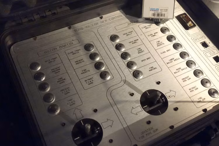 Để có thể kích hoạt những vũ khí ở cả hai chiếc xe, đoàn làm phim đã phải sử dụng tới một thiết bị điều khiển từ xa đặc biệt ở bên ngoài.