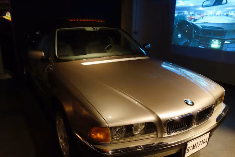 BMW 750iL trong Tomorrow Never Dies (1997): Chiếc xe này đã khiến khán giả ấn tượng bởi khả năng điều khiển từ xa thông qua điện thoại thông minh. Phải tới 20 năm sau, khả năng này mới được "hiện thực hoá" phần nào bằng chìa khoá thông minh trên thế hệ 7 Series hiện nay.