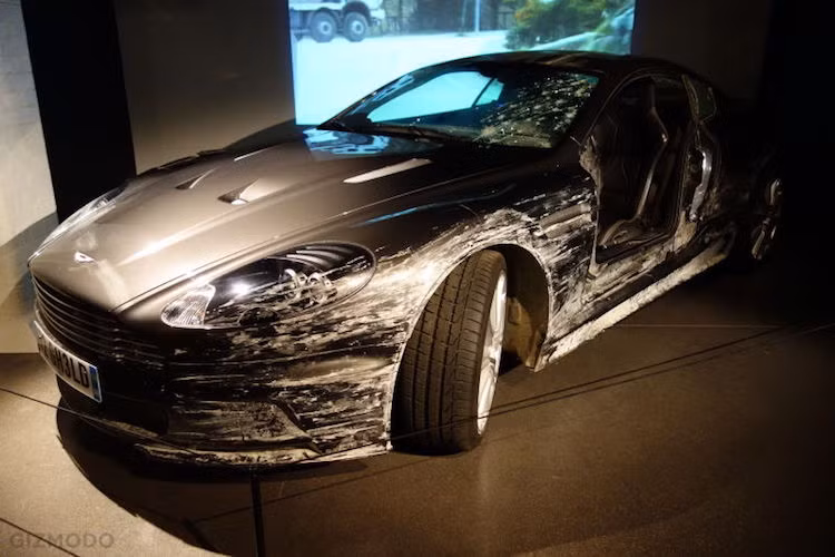 Aston Martin DBS trong Casino Royale (2006): Với chiếc DBS, đoàn làm phim đã tình cờ lập kỷ lục Thế giới khi khiến chiếc xe lộn nhiều vòng nhất, với 7,5 vòng sau khi "bay". Trên thực tế, đã có 2 chiếc Aston Martin được sử dụng cho phim, trong đó chiếc lập kỷ lục là DB9 được "độ" lại cho giống DBS, do vào thời điểm đó, DBS chưa được sản xuất.