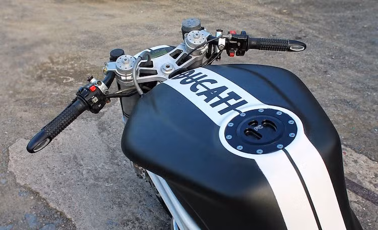 Bình xăng ETI siêu nhẹ được làm từ 2 vật liệu sợi carbon-kevlar, với dung tích lên tới 19 lít.