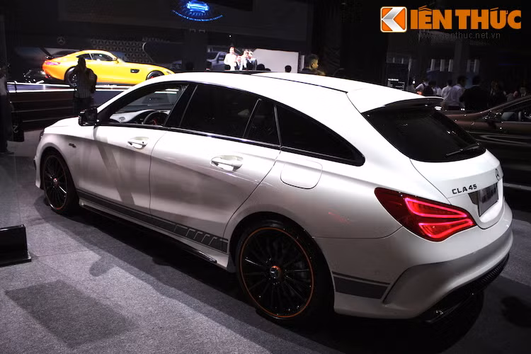 Có kiểu thân xe Shooting Brake, vòm mui của xe kéo dài tới hết đuôi thay vì dạng coupe 4 cửa như CLA 45 AMG thường.