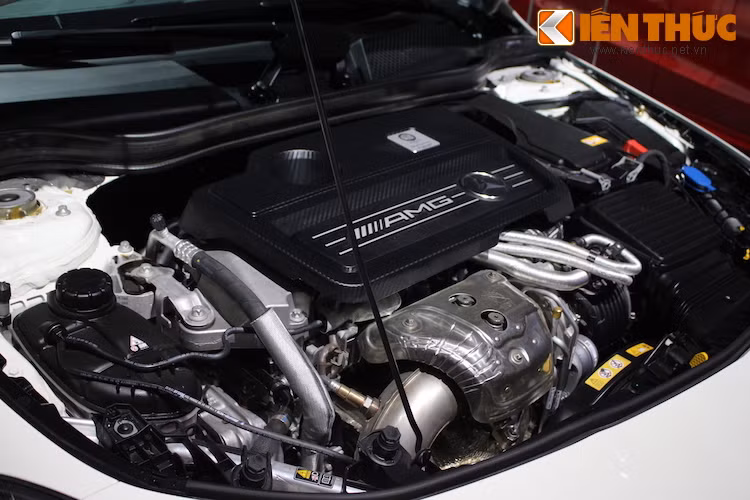 Mercedes CLA 45 AMG Shooting Brake OrangeArt Edition được trang bị động cơ 4 xi-lanh thẳng hàng tăng áp, với công suất tối đa 355 mã lực.