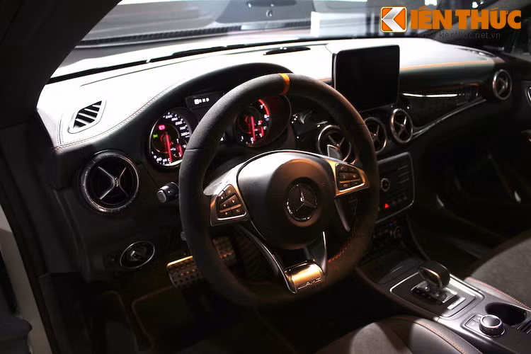 Các chi tiết nội thất được bọc da Artico cao cấp, trong khi vành vô lăng bọc vải Alcantara.