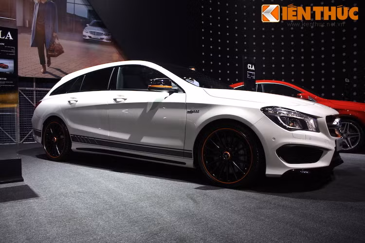 Đúng như tên gọi, Mercedes CLA 45 AMG Shooting Brake OrangeArt Edition nổi bật hơn với các điểm nhấn màu cam và decal dán dọc dưới thân xe.