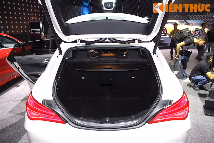 Thể tích khoang hành lý của CLA 45 AMG Shooting Brake tăng thêm 125 lít và khoảng không ở hàng ghế sau nới rộng 40 mm so với phiên bản 4 cửa. Khoang hành lý có thể đạt thể tích 1.345 lít khi gập phẳng hàng ghế sau.