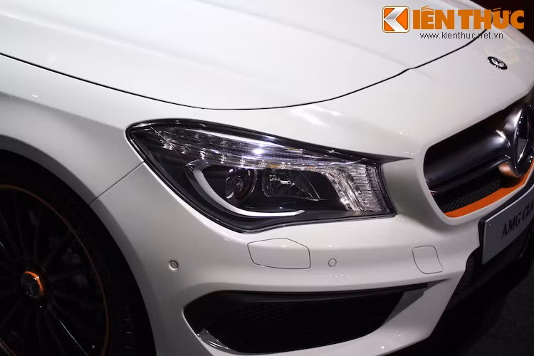 Đèn pha trước của xe được trang bị bóng bixenon kèm theo các dải đèn LED ban ngày hiện đại.