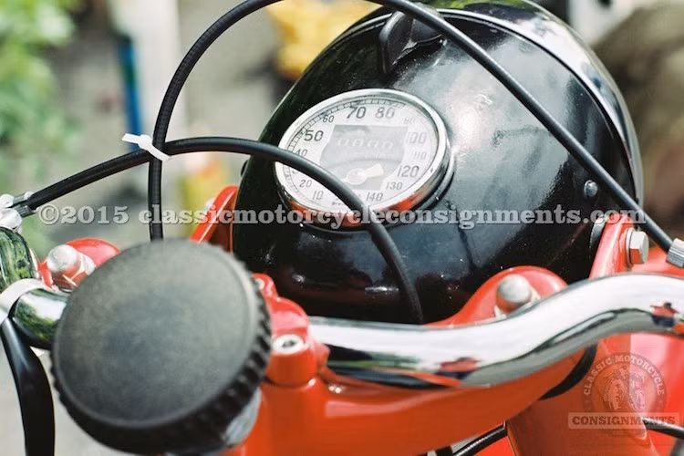 Xe có thiết kế đơn giản, đậm chất cổ điển với kiểu dáng có phần khá tương đồng với những chiếc môtô từ hãng DKW - Đức vào cùng thời.