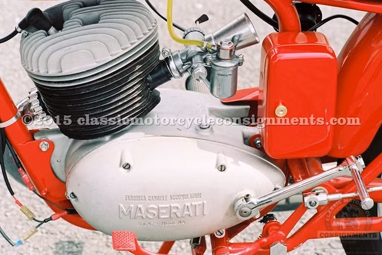 Chiếc xe được trang bị chế hoà khí Dell'Orto UB24S với kim chỉ van E12 đặc biệt, được thiết kế dành riêng cho xe đua và sẽ giúp phát huy tối đa khả năng của 125 Turismo Veloce trên đường đua.