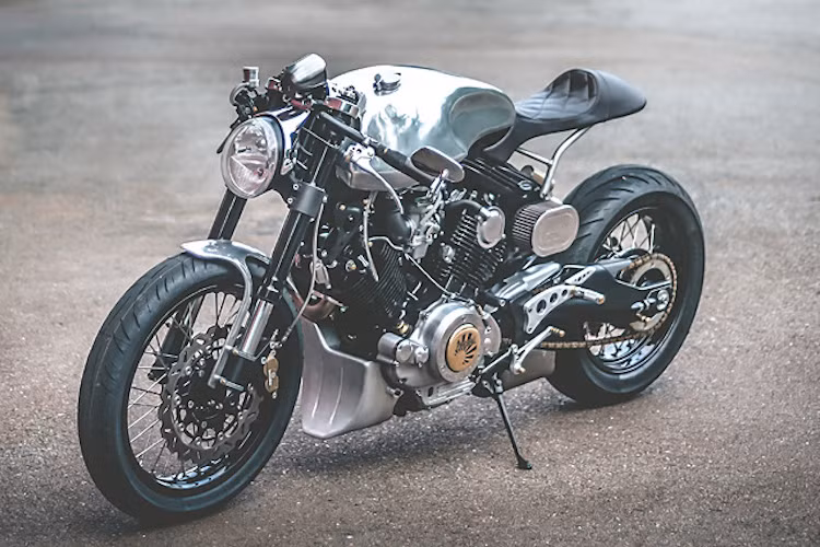 Chiếc XV1000 nguyên bản nặng tới 220 kg, tuy nhiên Plan B đã "ép cân" chiếc xe xuống tới 60 kg nhờ lược bỏ những chi tiết thừa và sử dụng nhiều bộ phận từ nhôm.