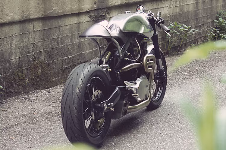 Cuối cùng, phần khung phụ phía sau được chế lại cực kỳ gọn ghẽ và chỉ chứa duy nhất chiếc yên mỏng bọc da ở phía trên.