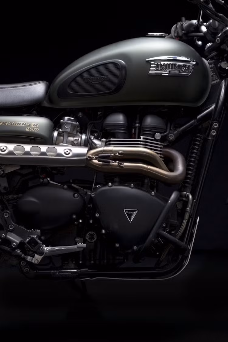 Toàn bộ chiếc xe toát lên vẻ nam tính bởi màu sơn đen và xanh quân đội mờ, bên cạnh các chi tiết thiết kế cổ điển như má cao su ốp bình xăng, tay lái cao, đèn pha tròn...