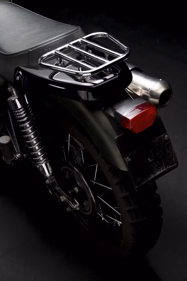 Ở phía sau là một giá để hành dùng để cột hành lý trong những chuyến thám hiểm. Chiếc Triumph Scrambler này được giữ trong điều kiện như lúc rời phim trường, và được tặng kèm theo một chứng nhận về sự đặc biệt của xe.