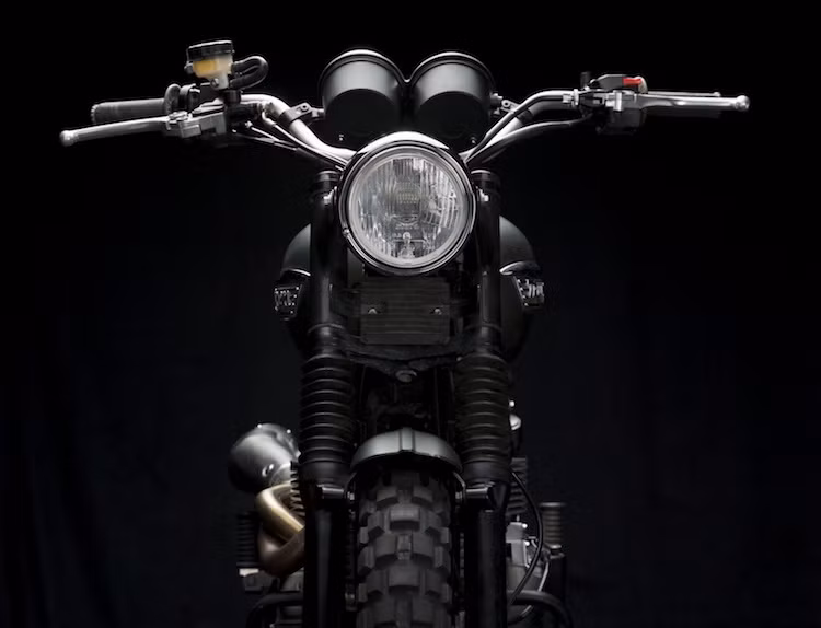 Lấy cảm hứng từ mẫu xe TR6C Trophy Special trong quá khứ, chiếc Triumph Scrambler này đã được "độ" lại từ dòng Bonneville.