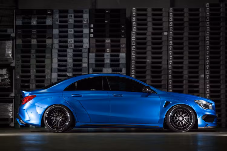 Được thiết kế theo phong cách Rocket Bunny hay những bộ bodykit cho siêu xe của hãng Liberty Walk, những tấm nẹp vè xe này đã đem tới cho CLA ngoại hình khác biệt, giống như xe đua và thể thao, "dữ dằn" hơn.