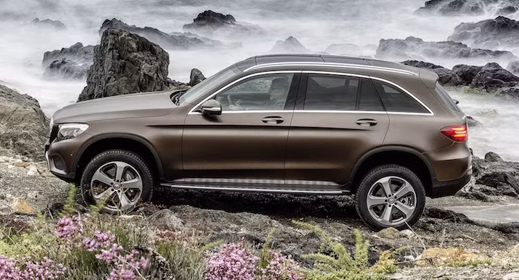 Trong khi đó ở Mỹ, chiếc xe sẽ chỉ có 2 bản chạy xăng là GLC 300 và GLC 300 4MATIC - cả 2 đều được trang bị động cơ tăng áp 4 xi-lanh, với công suất tối đa 241 mã lực và mô-men xoắn 340 Nm.