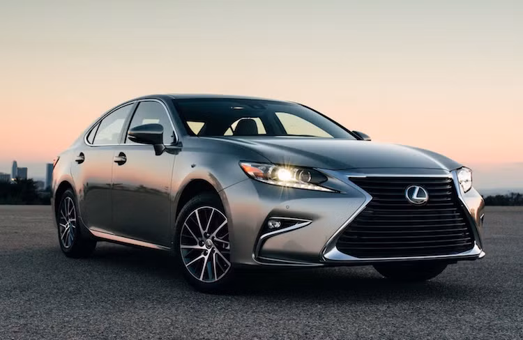 Phần đầu là nơi chiếc xe thay đổi nhiều nhất với lưới tản nhiệt Spindle Grille cải tiến và đèn pha thiết kế độc đáo.