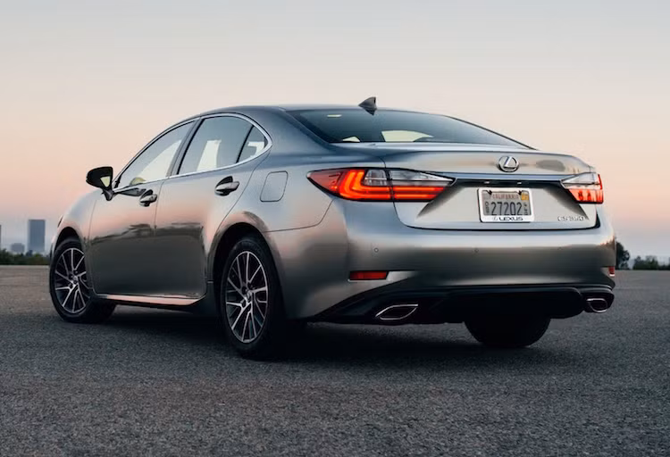 Trong khi đó, thay đổi ở đuôi xe bao gồm đèn hậu với các dải LED hình chữ L và các chi tiết mạ chrome như tay mở cốp, cụm ống xả.