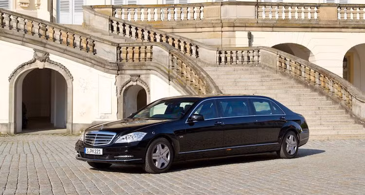 Tổng thống Pháp Francois Hollande đang sử dụng một chiếc Citroen C6 bọc thép. Các đời tổng thống Pháp đều chuộng xe nội, nhưng mỗi người lại sử dụng xe từ một thương hiệu khác nhau theo sở thích cá nhân.