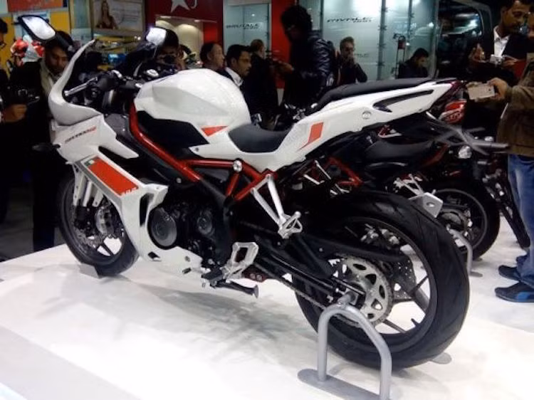 Khi được tung ra thị trường, chiếc xe sẽ phải cạnh tranh với khá nhiều "tên tuổi" từ các hãng môtô PKL khác như Kawasaki Ninja 300, Honda CBR300R, KTM RC250 hay Yamaha R3.