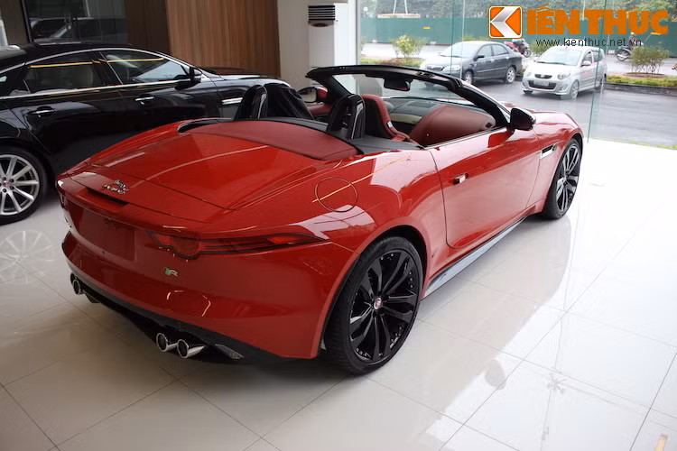 Ở phía sau, F-Type R được thiết kế đơn giản với 2 đèn hậu LED chạy dài bo xung quanh 2 góc đuôi xe, nằm giữa là hốc biển số. Cặp ống xả kép đem lại âm thanh đầy hấp dẫn từ cỗ máy V8.