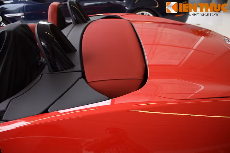 F-Type R Convertible được trang bị bộ mui xếp mềm với khả năng đóng mở chỉ trong 20 giây.