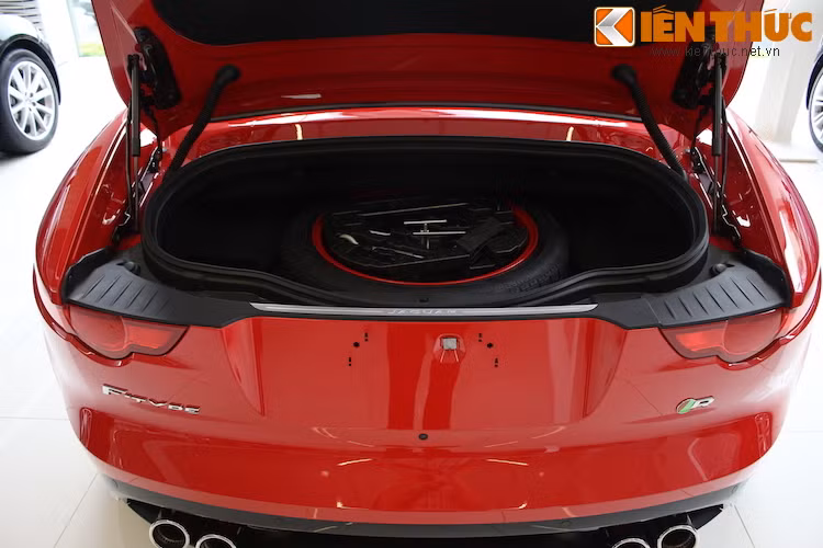 F-Type R Convertible sở hữu khoang hành lý khá rộng, có thể chứa được vài chiếc túi du lịch loại lớn. Tuy nhiên, thể tích này của xe về Việt Nam bị giảm đáng kể do đặt thêm tuỳ chọn lốp dự phòng.