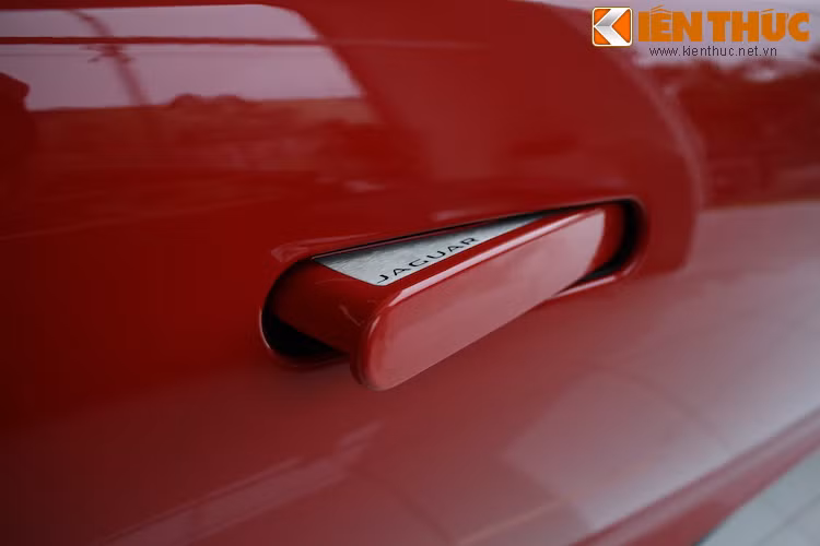 Tay nắm cửa được "giấu" gọn gàng vào thân xe, chỉ mở ra khi cần thiết, giúp chiếc xe giảm lực cản không khí và khiến thân xe không có cảm giác "đứt đoạn".