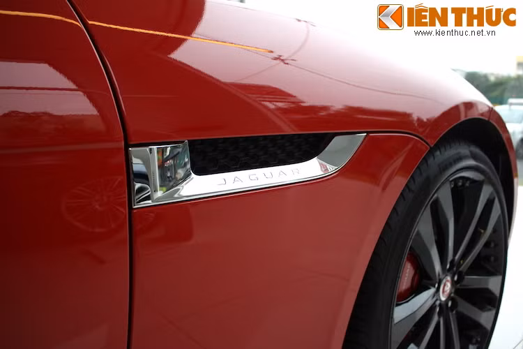 Ngay phía sau hốc bánh trước là một khe tản nhiệt khác, với viền mạ chrome khắc dòng chữ Jaguar sang trọng.